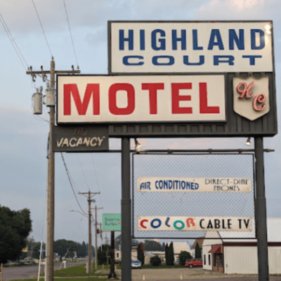 Entrance sign of the Highland Court Motel in Fairmont