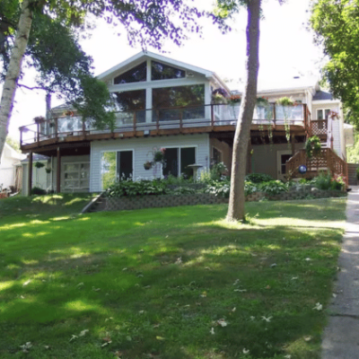 Comfortable lakeview living space. A Fairmont gem.